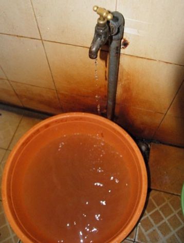 Nước giếng khoan c&oacute; v&aacute;ng nổi tr&ecirc;n mặt nước: Nguy&ecirc;n nh&acirc;n v&agrave; c&aacute;ch xử l&yacute; hiệu quả