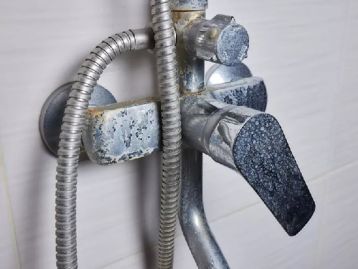 Nước cứng l&agrave; g&igrave;? Dấu hiệu nhận biết v&agrave; t&aacute;c hại đối với gia đ&igrave;nh